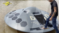 Un inventeur a créé une soucoupe volante pour naviguer sur l'eau.