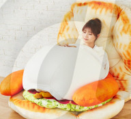 La chaine de restauration Mos Burger propose un coussin en forme de focaccia