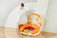La chaine de restauration Mos Burger propose un coussin en forme de focaccia