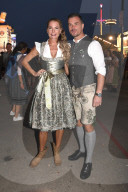 Almauftrieb in der Käfer Wiesn Schänke auf dem 189. Oktoberfest 2024 auf der Theresienwiese in München