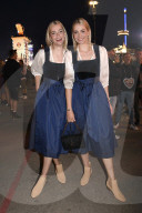 Almauftrieb in der Käfer Wiesn Schänke auf dem 189. Oktoberfest 2024 auf der Theresienwiese in München