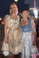 Almauftrieb in der Käfer Wiesn Schänke auf dem 189. Oktoberfest 2024 auf der Theresienwiese in München