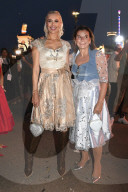 Almauftrieb in der Käfer Wiesn Schänke auf dem 189. Oktoberfest 2024 auf der Theresienwiese in München