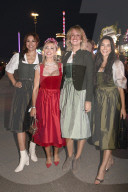 Almauftrieb in der Käfer Wiesn Schänke auf dem 189. Oktoberfest 2024 auf der Theresienwiese in München