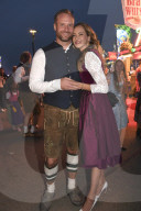Almauftrieb in der Käfer Wiesn Schänke auf dem 189. Oktoberfest 2024 auf der Theresienwiese in München
