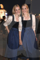 Almauftrieb in der Käfer Wiesn Schänke auf dem 189. Oktoberfest 2024 auf der Theresienwiese in München