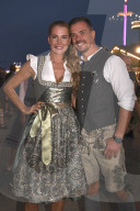 Almauftrieb in der Käfer Wiesn Schänke auf dem 189. Oktoberfest 2024 auf der Theresienwiese in München
