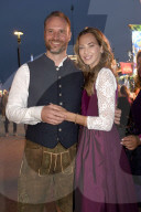 Almauftrieb in der Käfer Wiesn Schänke auf dem 189. Oktoberfest 2024 auf der Theresienwiese in München