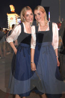 Almauftrieb in der Käfer Wiesn Schänke auf dem 189. Oktoberfest 2024 auf der Theresienwiese in München