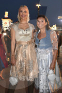 Almauftrieb in der Käfer Wiesn Schänke auf dem 189. Oktoberfest 2024 auf der Theresienwiese in München