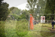 Manifestanti dei comitati ambientalisti ostruiscono il passaggio ad una ruspa presso il Parco del Meisino contro la costruzione della Cittadella Dello Sport di Torino