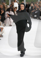 MODE - Paris Fashion Week Frühling/Sommer 2025: Issey Miyake