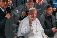 Le Pape François rencontre ses fidèles lors d'une promenade sur la Grand-Place de Louvain à Leuven en Belgique