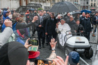Le Pape François rencontre ses fidèles lors d'une promenade sur la Grand-Place de Louvain à Leuven en Belgique