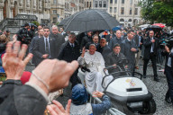 Le Pape François rencontre ses fidèles lors d'une promenade sur la Grand-Place de Louvain à Leuven en Belgique