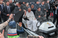 Le Pape François rencontre ses fidèles lors d'une promenade sur la Grand-Place de Louvain à Leuven en Belgique