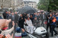 Le Pape François rencontre ses fidèles lors d'une promenade sur la Grand-Place de Louvain à Leuven en Belgique