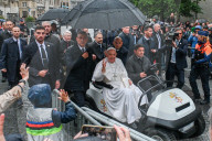 Le Pape François rencontre ses fidèles lors d'une promenade sur la Grand-Place de Louvain à Leuven en Belgique