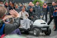 Le Pape François rencontre ses fidèles lors d'une promenade sur la Grand-Place de Louvain à Leuven en Belgique