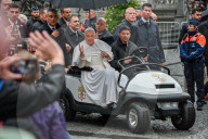 Le Pape François rencontre ses fidèles lors d'une promenade sur la Grand-Place de Louvain à Leuven en Belgique