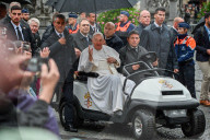 Le Pape François rencontre ses fidèles lors d'une promenade sur la Grand-Place de Louvain à Leuven en Belgique
