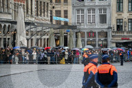 Le Pape François rencontre ses fidèles lors d'une promenade sur la Grand-Place de Louvain à Leuven en Belgique