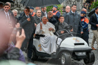 Le Pape François rencontre ses fidèles lors d'une promenade sur la Grand-Place de Louvain à Leuven en Belgique