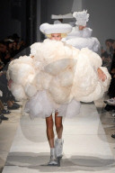 MODE - Paris Fashion Week Frühling/Sommer 2025: Comme des garcons