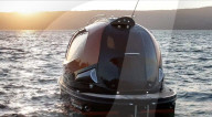 Jet Capsule est un yacht compact pouvant accueillir jusqu'à dix passagers et un pilote, tout en offrant des performances de haute puissance
