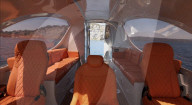 Jet Capsule est un yacht compact pouvant accueillir jusqu'à dix passagers et un pilote, tout en offrant des performances de haute puissance