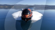 Jet Capsule est un yacht compact pouvant accueillir jusqu'à dix passagers et un pilote, tout en offrant des performances de haute puissance