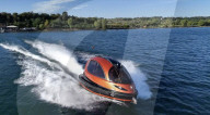 Jet Capsule est un yacht compact pouvant accueillir jusqu'à dix passagers et un pilote, tout en offrant des performances de haute puissance