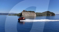 Jet Capsule est un yacht compact pouvant accueillir jusqu'à dix passagers et un pilote, tout en offrant des performances de haute puissance