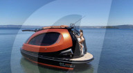 Jet Capsule est un yacht compact pouvant accueillir jusqu'à dix passagers et un pilote, tout en offrant des performances de haute puissance