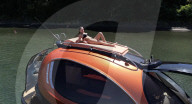 Jet Capsule est un yacht compact pouvant accueillir jusqu'à dix passagers et un pilote, tout en offrant des performances de haute puissance