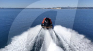 Jet Capsule est un yacht compact pouvant accueillir jusqu'à dix passagers et un pilote, tout en offrant des performances de haute puissance