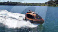 Jet Capsule est un yacht compact pouvant accueillir jusqu'à dix passagers et un pilote, tout en offrant des performances de haute puissance