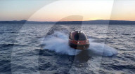 Jet Capsule est un yacht compact pouvant accueillir jusqu'à dix passagers et un pilote, tout en offrant des performances de haute puissance