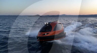 Jet Capsule est un yacht compact pouvant accueillir jusqu'à dix passagers et un pilote, tout en offrant des performances de haute puissance