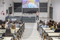 Torino, inaugurazione del nuovo distributore di assorbenti al Politecnico