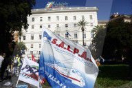 Manifestazione davanti a Ferrovie Italiane a Roma