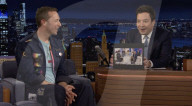 Chris Martin dans le talk-show The Tonight Show avec Jimmy Fallon