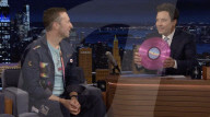 Chris Martin dans le talk-show The Tonight Show avec Jimmy Fallon