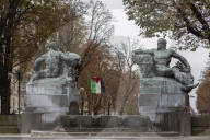 Torino, bandiera della Palestina esposta da alcuni attivisti Pro Palestina nel centro citt&#xe0;