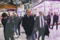 Torino, il sindaco Stefano Lo Russo incontra i cittadini al mercato di Porta Palazzo