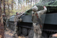 Ukrainian artillery crew at positions in Kharkiv region
