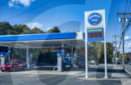 US gas prices fall below 3 dollars