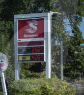 US gas prices fall below 3 dollars