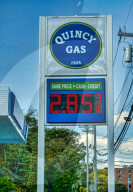 US gas prices fall below 3 dollars