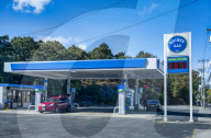 US gas prices fall below 3 dollars